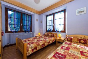 3 habitaciones, tabla de planchar con plancha y cuna de viaje