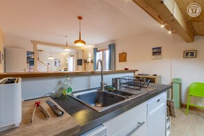 Kjøleskap, mikrobølgeovn, ovn og kokeplater