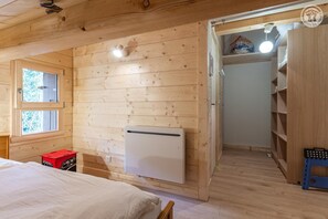 3 chambres, fer et planche à repasser, lit parapluie