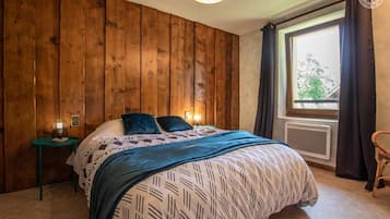 2 slaapkamers, een strijkplank/strijkijzer, reisbedje