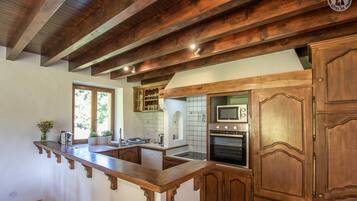 Een koelkast, een magnetron, een oven, een kookplaat