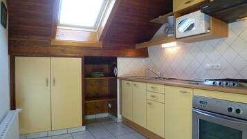 Réfrigérateur, micro-ondes, four, plaque de cuisson