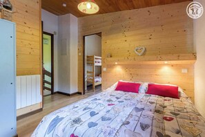 5 bedrooms, iron/ironing board, travel cot, free WiFi