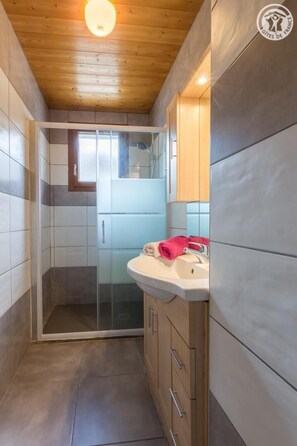 Bathtub, hair dryer