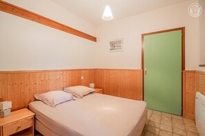 1 dormitorio y tabla de planchar con plancha