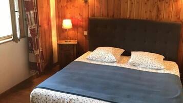 3 slaapkamers, een strijkplank/strijkijzer, reisbedje, gratis wifi