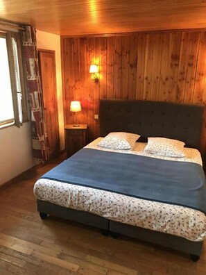 3 bedrooms, iron/ironing board, travel crib, free WiFi