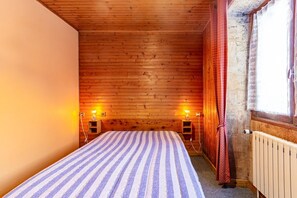 1 chambre, fer et planche à repasser, lit parapluie