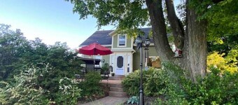 Foot of the Mountain Farmhouse-New Upgrades!! Air conditioning! 