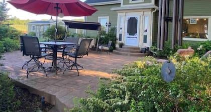 Foot of the Mountain Farmhouse-New Upgrades!! Air conditioning!