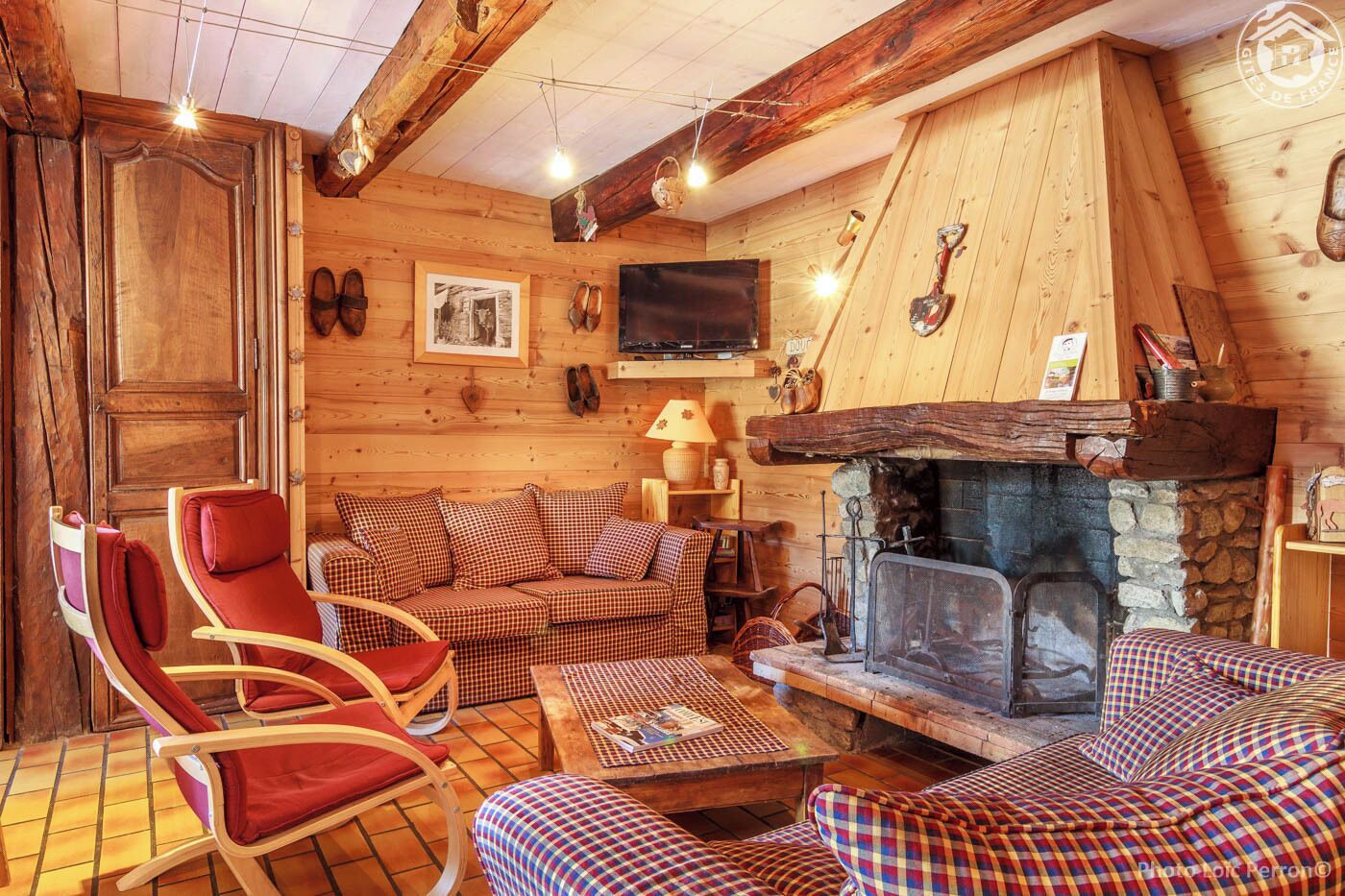 Télévision, cheminée, lecteur de DVD