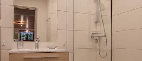 Douche, sĂšche-cheveux