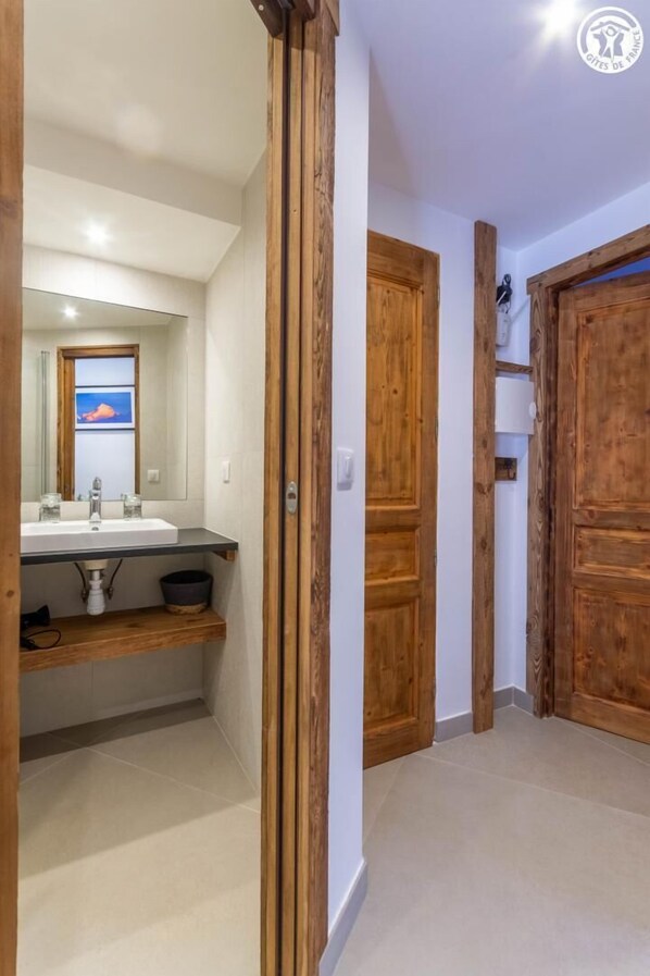 Tina, secadora de cabello, toallas 