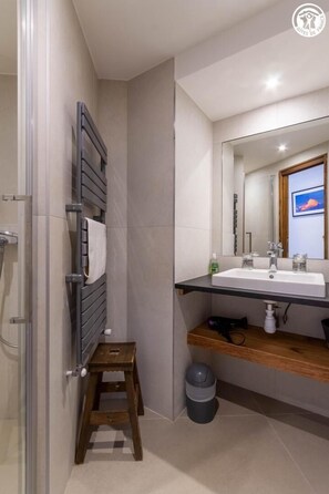 Bathtub, hair dryer, towels