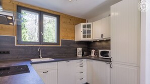Kaffetrakter/tekoker, kjøleskap, mikrobølgeovn og ovn