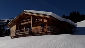 A wooden chalet with a balcony on a snowy slope. - CHALET FIASSE - HAUTELUCE LES SAISIES (HAUTELUCE LES SAISIES)