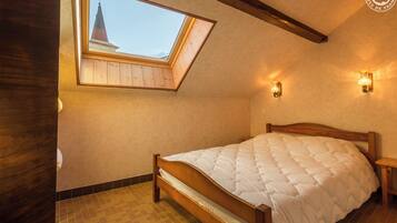 2 bedrooms, iron/ironing board