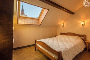 2 habitaciones y tabla de planchar con plancha