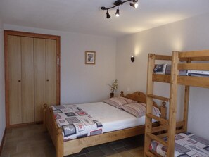 1 habitación, tabla de planchar con plancha y wifi gratis 