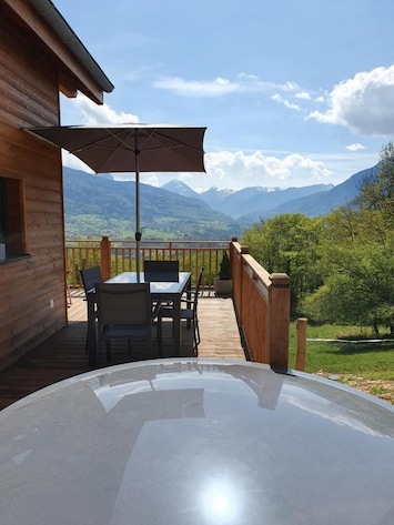 Chalet sur pilotis avec grande terrasse exposée sud, vue imprenable sur les montagnes et SPA nordique privatif