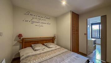 1 quarto, ferros/tábuas de passar roupa, berço de viagem