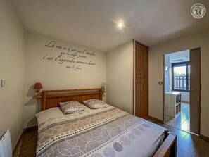 1 habitación, tabla de planchar con plancha y cuna de viaje