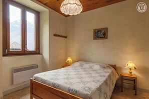 1 bedroom, iron/ironing board, travel cot, free WiFi
