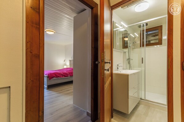 A bedroom with a bed and a bathroom with a shower. - MAISON GRANGE - VALLOIRE (VALLOIRE)