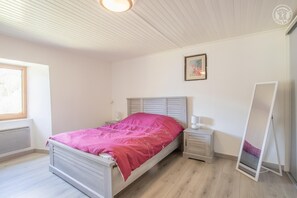 1 soverom, strykejern/-brett og reiseseng for barn