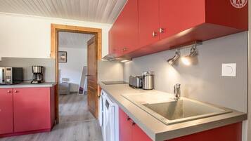 Een koelkast, een microgolfoven, een oven, een kookplaat