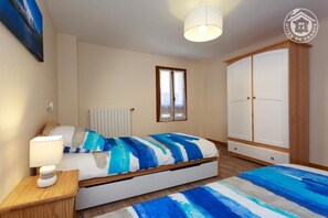 2 室のベッドルーム、アイロン / アイロン台、旅行用ベビーベッド、WiFi (無料)