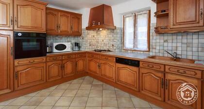 THE HOUSE OF FLOWERS