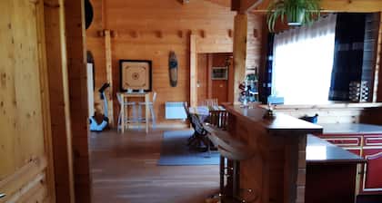 Very quiet wooden house near the ocean