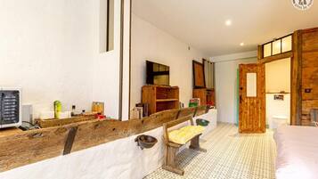 Tabla de planchar con plancha, wifi gratis y ropa de cama