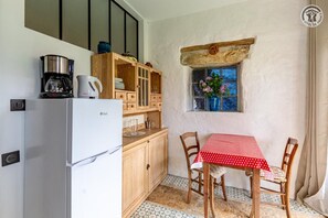 Fridge, microwave, oven, stovetop - DU LAURIER - AYN - Gîte (AYN)