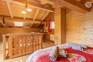 1 slaapkamer, een strijkplank/strijkijzer, reisbedje, beddengoed