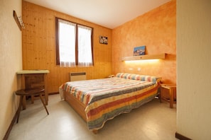 2 bedrooms, iron/ironing board, travel cot