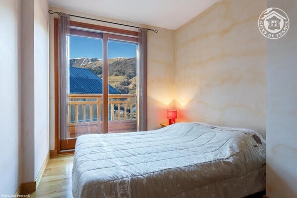 4 habitaciones, tabla de planchar con plancha y cuna de viaje 