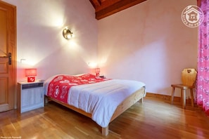 4 habitaciones, tabla de planchar con plancha y cuna de viaje 