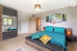 4 chambres, fer et planche à repasser, lit de bébé portatif