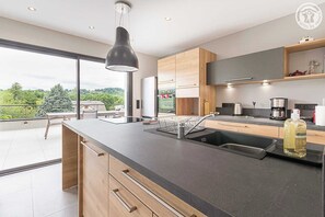 Réfrigérateur, four à micro-ondes, un four, surface de cuisson