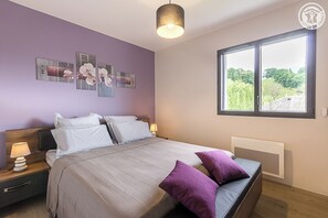 4 habitaciones, tabla de planchar con plancha y cuna de viaje 