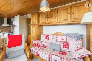 Televisie, een dvd-speler en een stereo