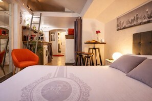 1 quarto, ferros/tábuas de passar roupa, berço de viagem