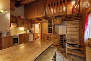 ثلاجة، ميكروويف، فرن، موقد طهي مسطح