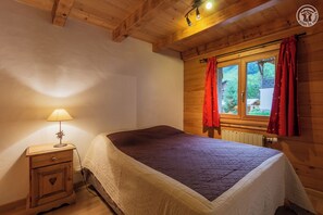 2 عدّة غرف نوم ومكواة/لوح كي وسرير سفر وملاءات أسرّة