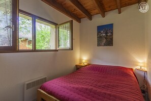 2 sovrum, strykjärn/strykbräda och resesäng