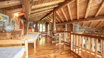 1 slaapkamer, een strijkplank/strijkijzer, reisbedje, gratis wifi