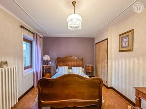 3 bedrooms, iron/ironing board, travel cot, free WiFi
