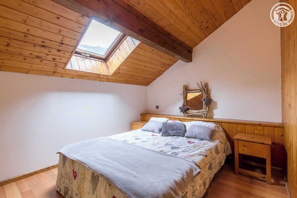 3 bedrooms, iron/ironing board, travel cot, free WiFi